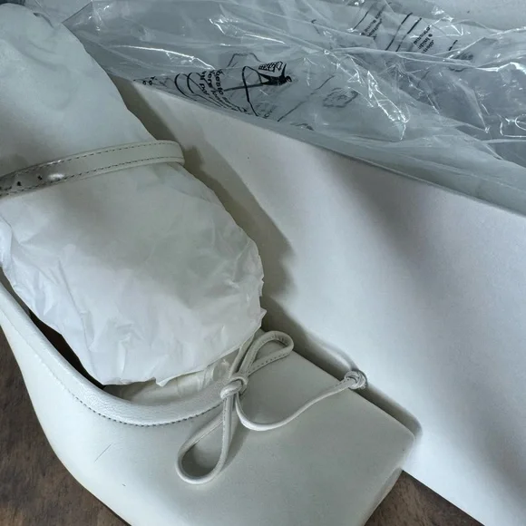 Jacquemus Elegant Off White Square-Toe Heeled Sandals - Picture 2 of 6